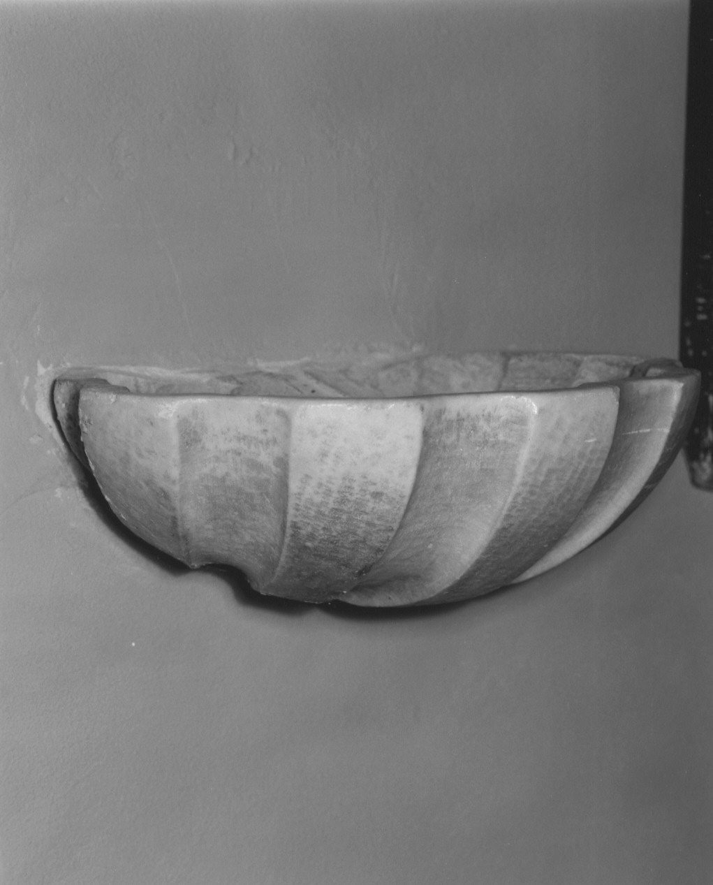 acquasantiera da parete - ambito carrarese (prima metà sec. XVIII)