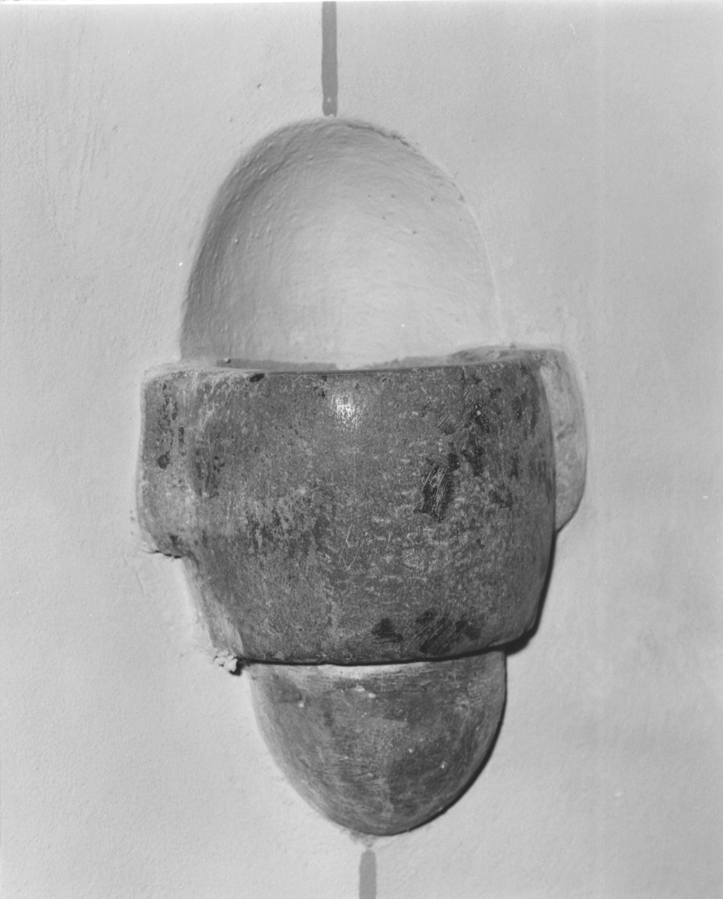 acquasantiera da parete - ambito carrarese (inizio sec. XVIII)