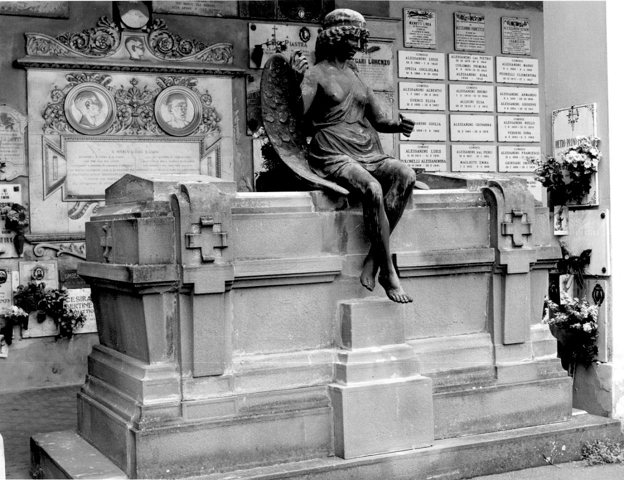 monumento funebre di Trombara Emilio (sec. XX)