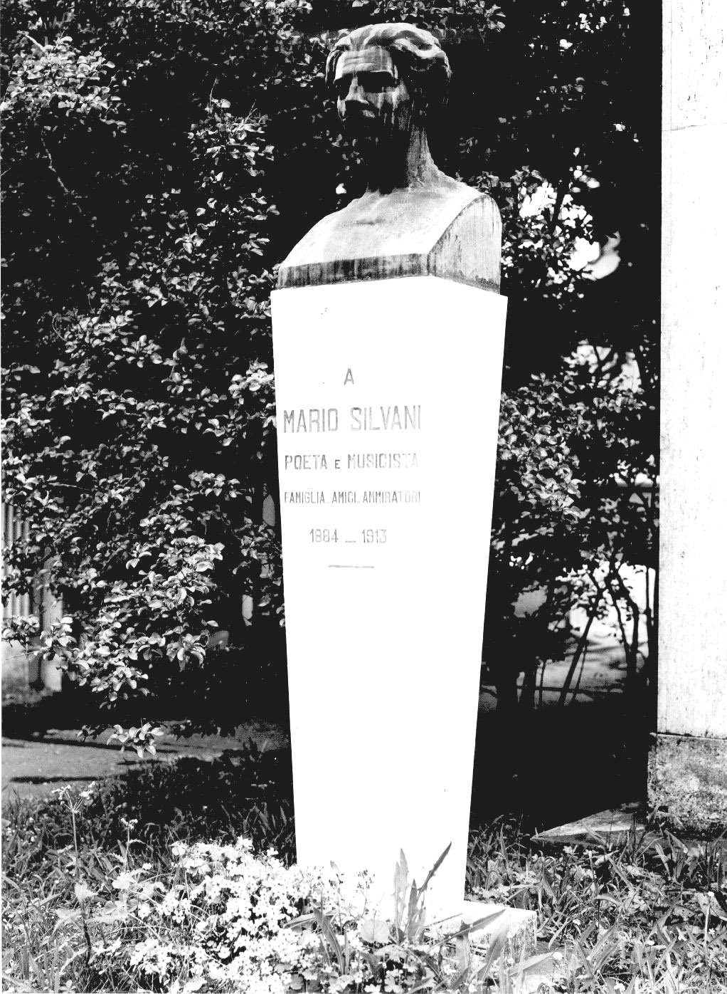 monumento funebre di Bazzori G, Fonderia Bancheri G. B (sec. XX)