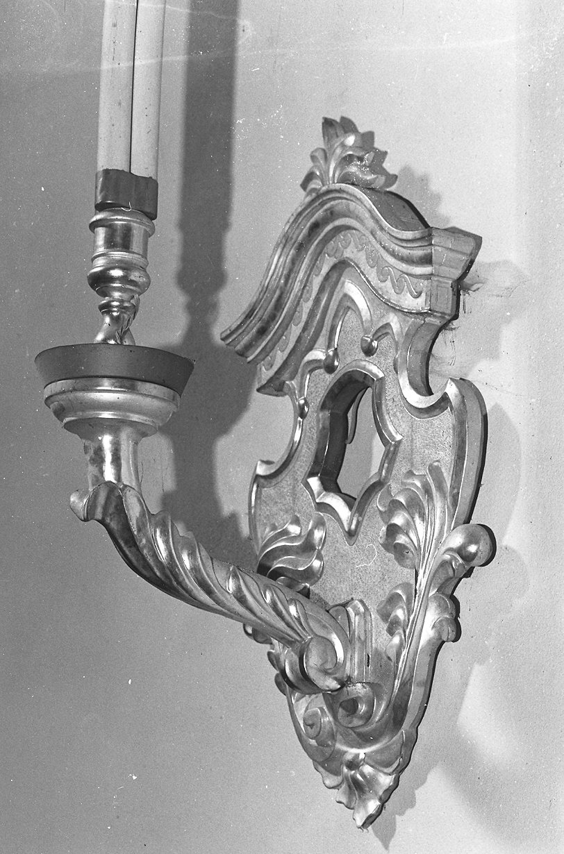 candeliere da parete di chiesa, serie - produzione Italia settentrionale (prima metà sec. XX)