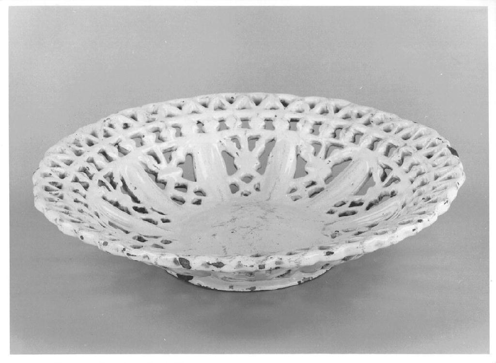 piatto, opera isolata - manifattura faentina (sec. XVII)