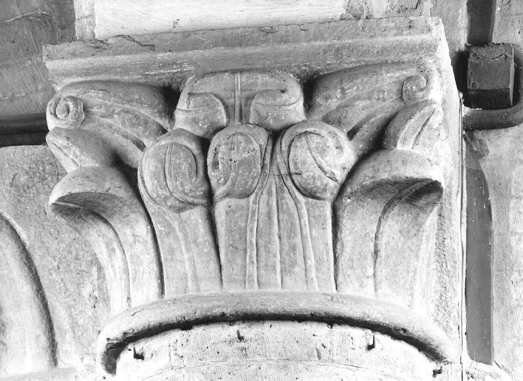 motivi decorativi vegetali stilizzati (capitello, elemento d'insieme) - ambito padano (prima metà sec. XII)