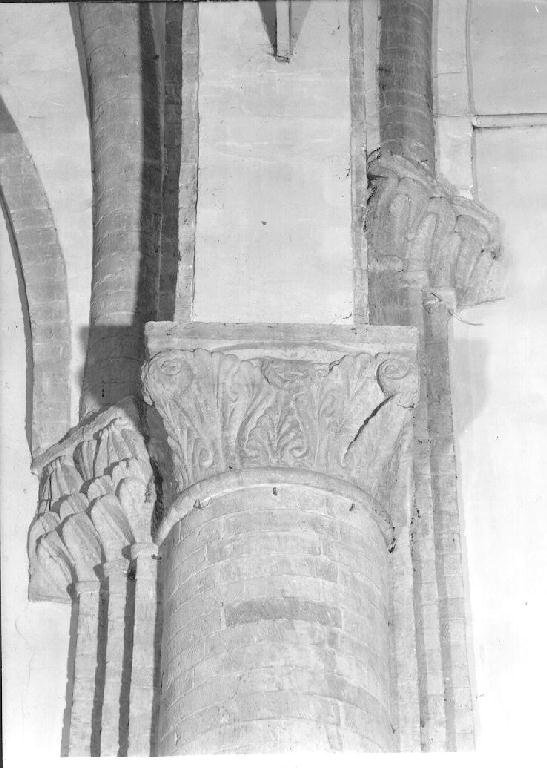 motivi decorativi vegetali con animali e testa d'uomo (capitello, elemento d'insieme) - ambito padano (prima metà sec. XII)