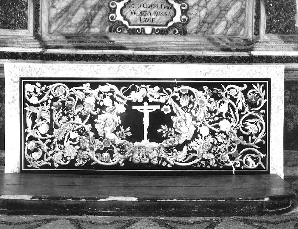 motivi decorativi vegetali e crocifisso (paliotto) di Marelli Marco (sec. XVIII)