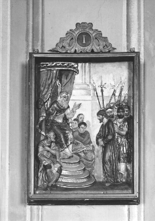 stazione I: Gesù condannato a morte (rilievo, elemento d'insieme) di Trombara Emilio (sec. XX)
