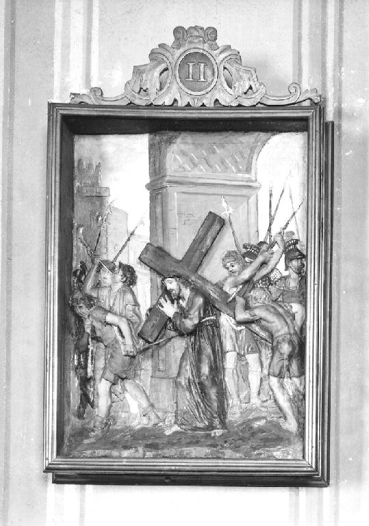 stazione II: Gesù caricato della croce (rilievo, elemento d'insieme) di Trombara Emilio (sec. XX)