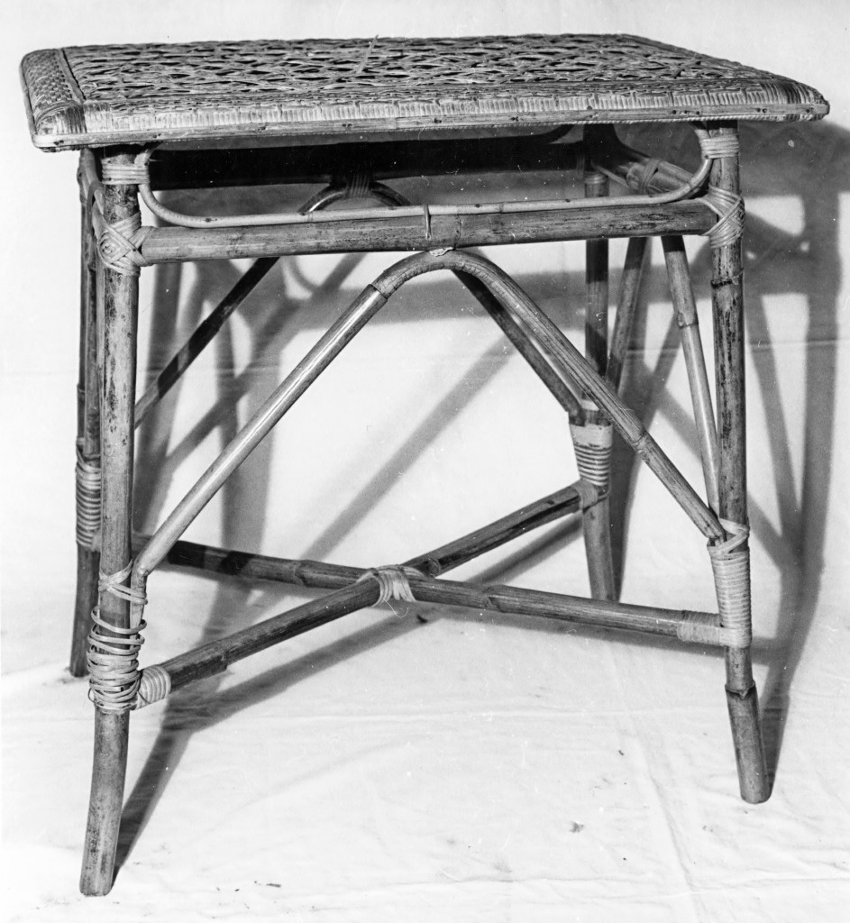 tavolino - ambito italiano (secondo quarto sec. XX)