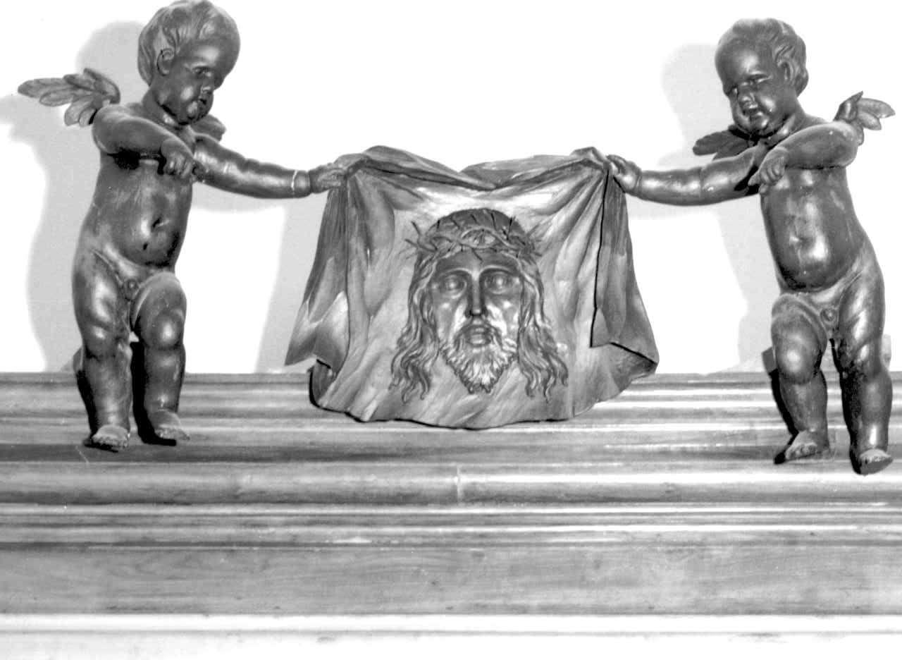 COPPIA DI PUTTI REGGI DRAPPO DI S. VERONICA CON IL VOLTO DI CRISTO (scultura) di Aili Lorenzo (seconda metà sec. XVII)