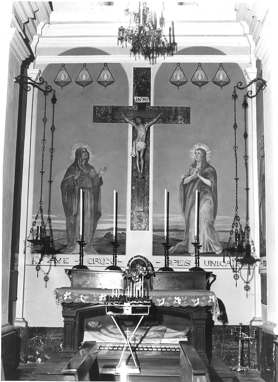 Crocifissione di Cristo (decorazione plastico-pittorica) di Battistini Luigi (attribuito) (primo quarto sec. XX)