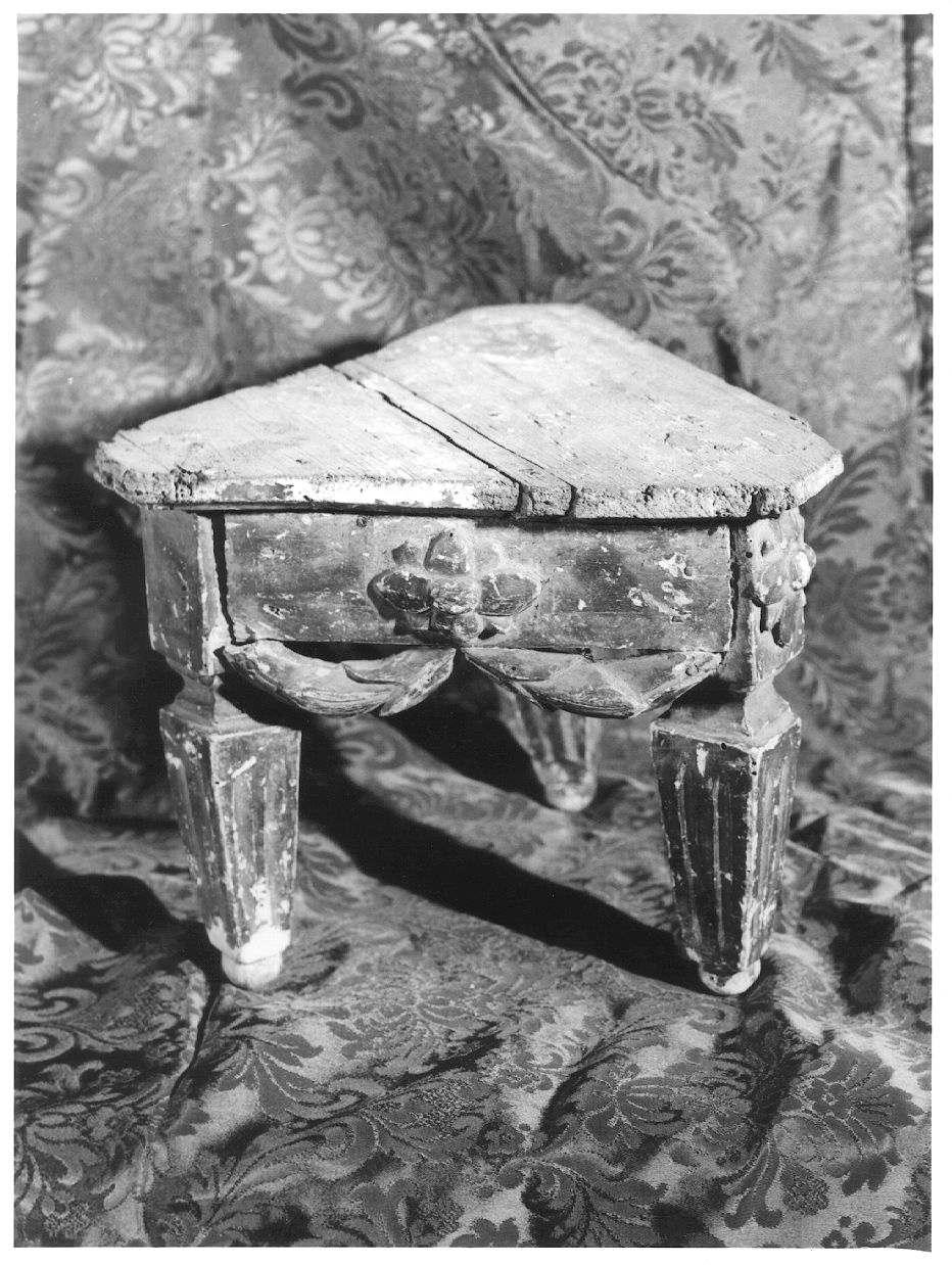 base per reliquario, serie - ambito piacentino (fine/inizio secc. XVIII/ XIX)