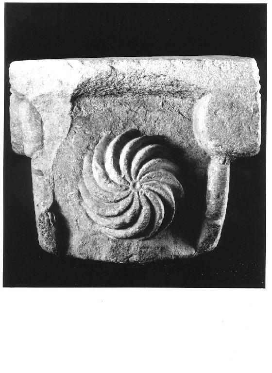 capitello - manifattura piacentina (secc. XI/ XII)