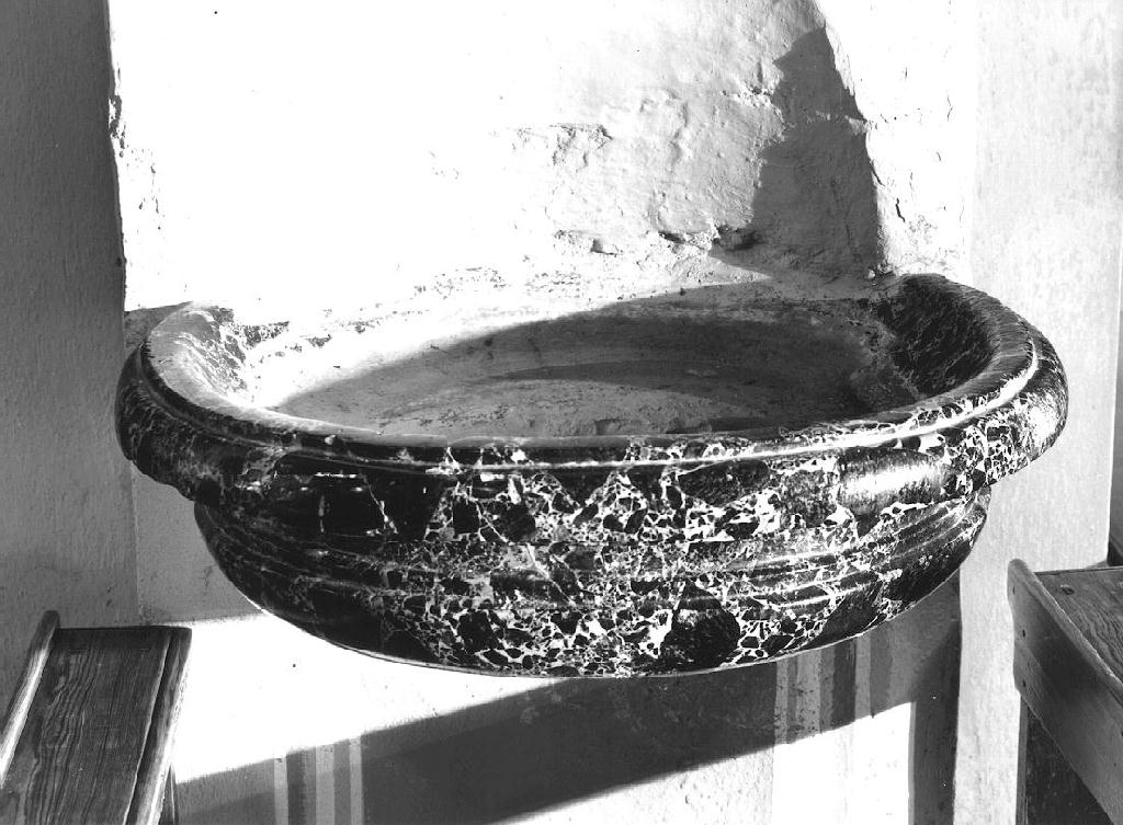 navata centrale (acquasantiera) - manifattura parmense (prima metà sec. XVIII)