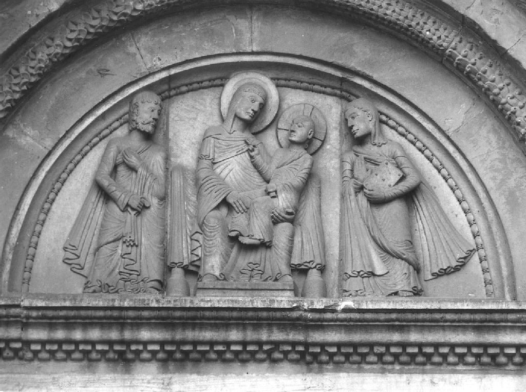 Madonna con Bambino tra San Giovanni Evangelista e San Pietro (rilievo) di Nicolò (sec. XII)