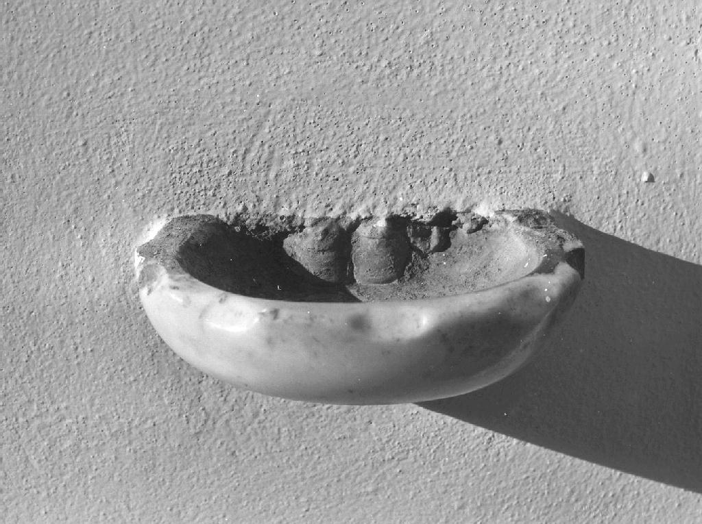 acquasantiera da parete - produzione piacentina (fine/inizio secc. XVIII/ XIX)