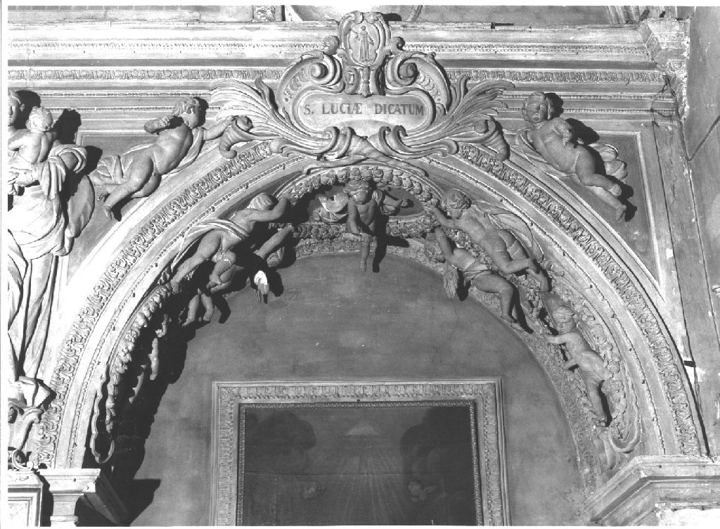 motivi decorativi vegetali con putti alati e allegoria della Virtù (decorazione plastica, elemento d'insieme) di Della Porta Dalmazio detto Provino (seconda metà sec. XVII)