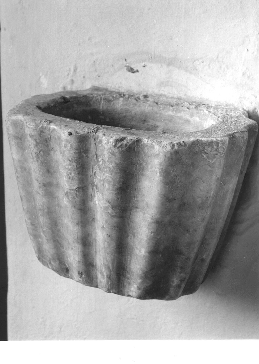 acquasantiera da parete - ambito piacentino (sec. XIX)