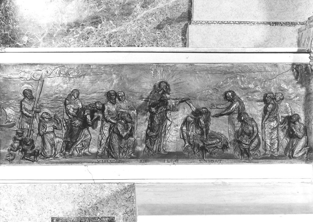 Miracoli di Cristo; Guarigione di Ines Cattivelli a Lourdes (rilievo, insieme) di Tavani Pietro (sec. XX)