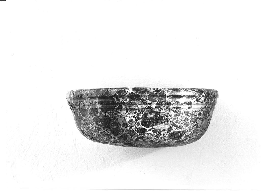 acquasantiera da parete - manifattura piacentina (prima metà sec. XVIII)