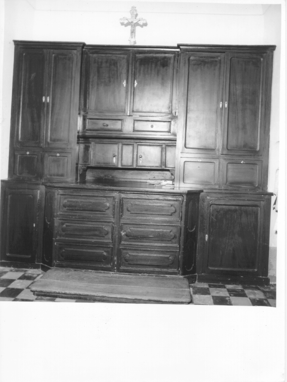 mobile da sacrestia con alzata - ambito emiliano (fine/inizio, prima metà secc. XVII/ XVIII, sec. XX)