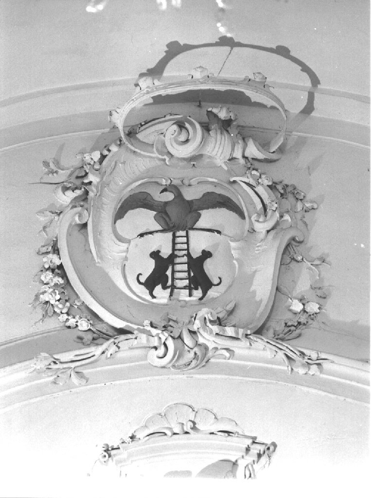 stemma gentilizio (decorazione plastica) - ambito piacentino (sec. XVIII)