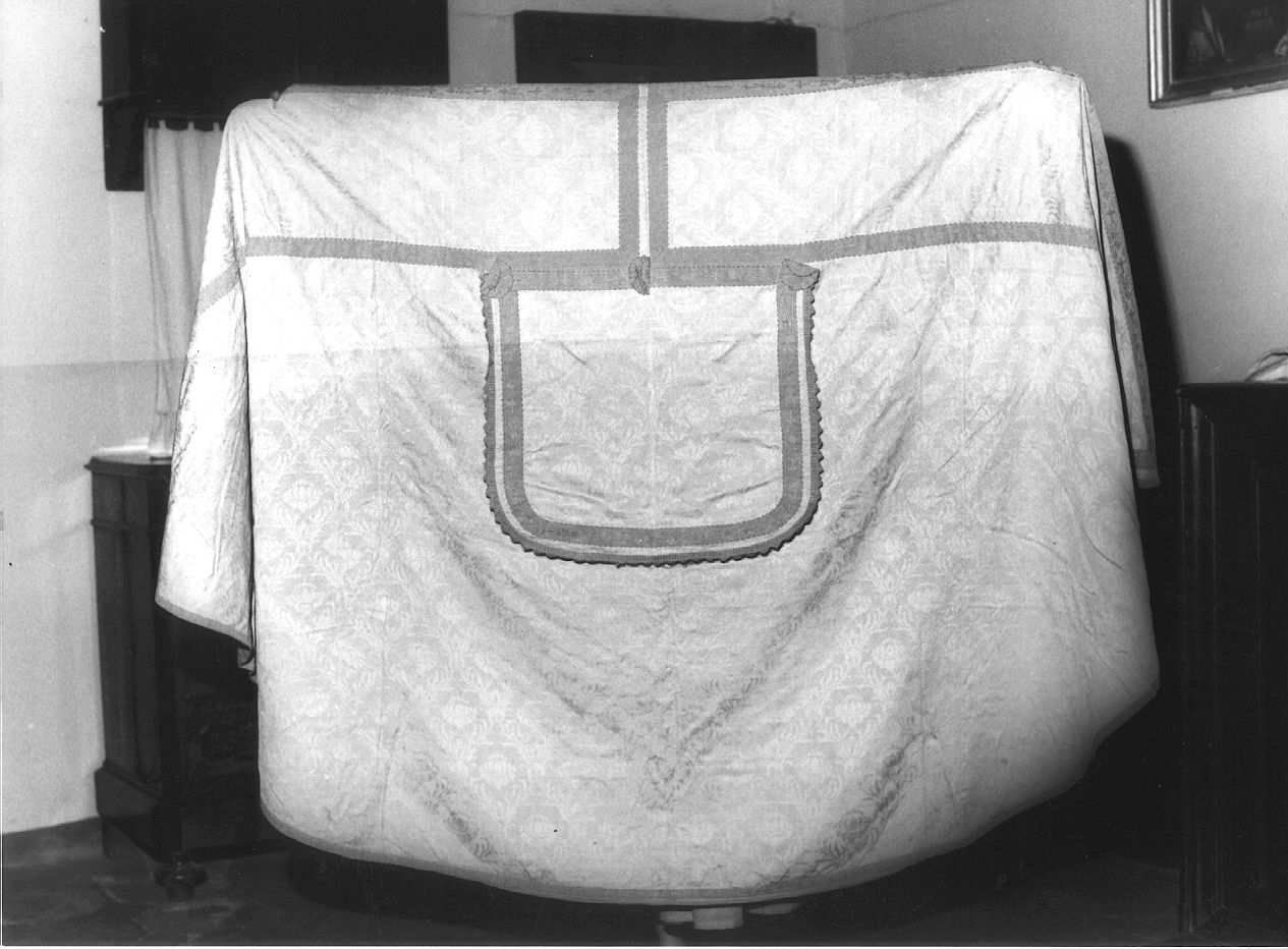 piviale - produzione Italia settentrionale (prima metà sec. XX)