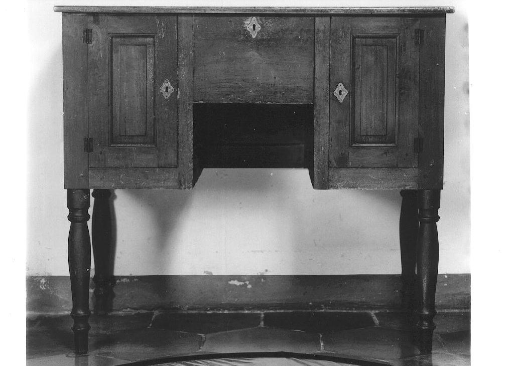 credenzina - ambito Italia settentrionale (prima metà, primo quarto sec. XVIII, sec. XX)