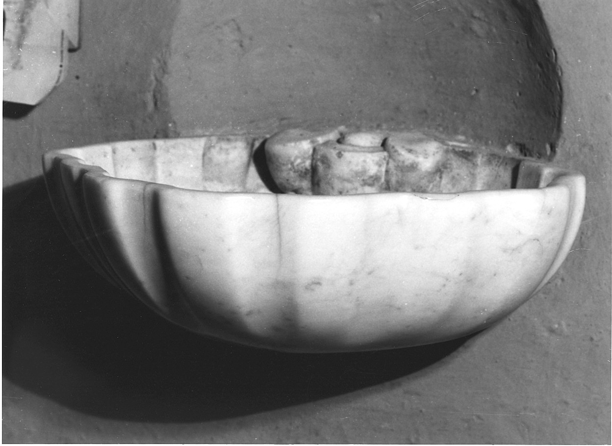 acquasantiera - a conchiglia, serie - ambito carrarese (sec. XVIII)