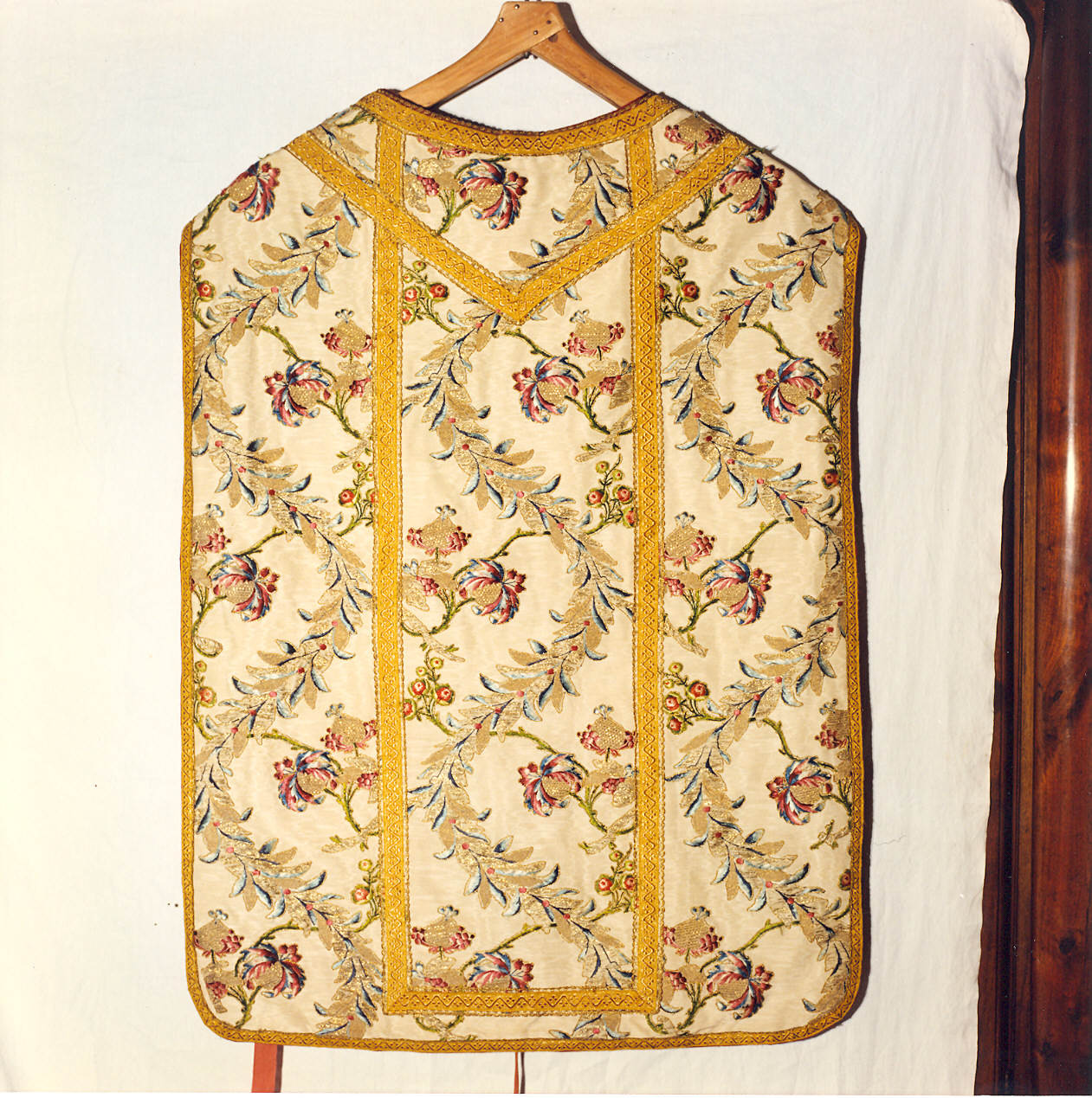 paramento liturgico, insieme - manifattura italiana, manifattura francese (terzo quarto, fine/inizio sec. XVIII, secc. XIX/ XX)