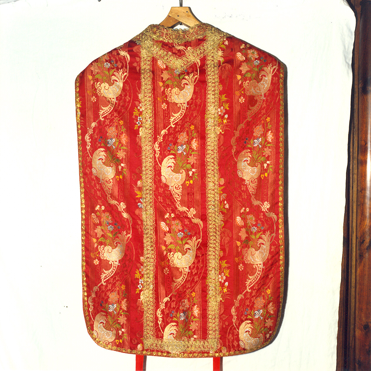 paramento liturgico, insieme - manifattura italiana, manifattura francese (secondo quarto, fine/inizio sec. XVIII, secc. XIX/ XX)