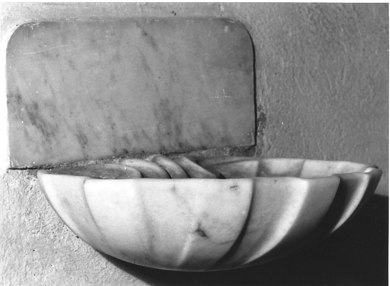 acquasantiera da parete - ambito carrarese (seconda metà sec. XVIII)