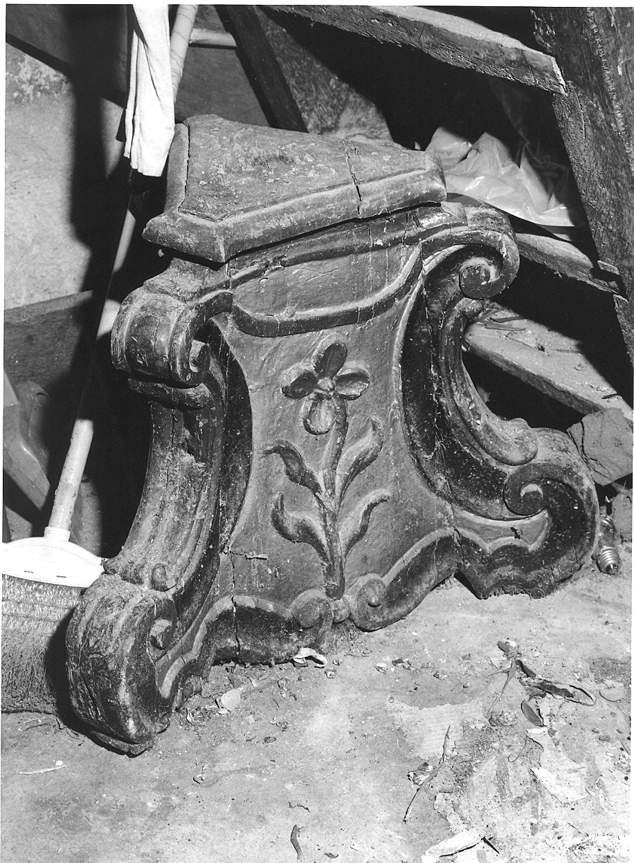 base per il cero pasquale, frammento - ambito parmense (inizio sec. XVIII)