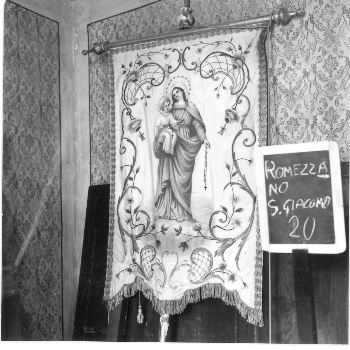 Madonna del Rosario (stendardo processionale) - manifattura italiana (?) (fine/inizio secc. XIX/ XX)