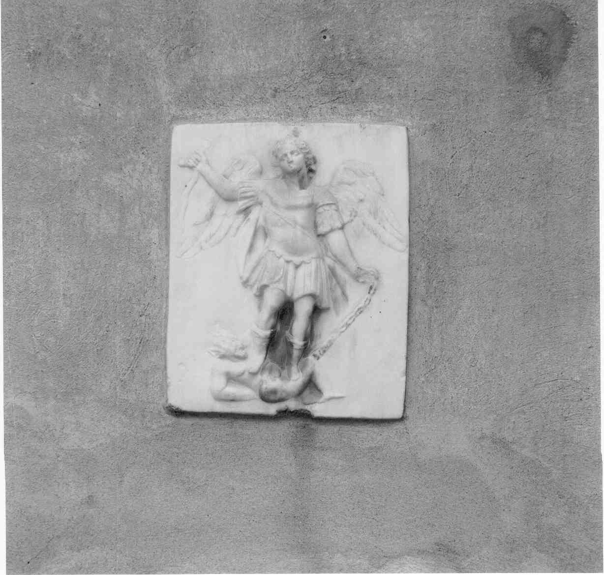 San Michele Arcangelo combatte Satana (rilievo, opera isolata) - ambito carrarese (fine/inizio secc. XVIII/ XIX)