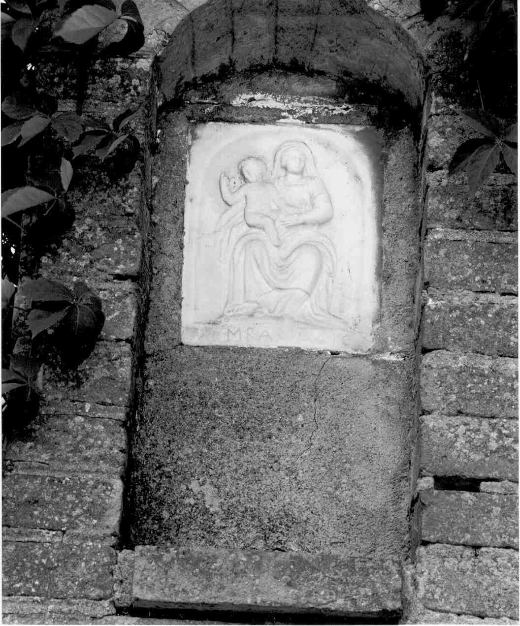 Madonna con personaggi che implorano il suo aiuto (rilievo, opera isolata) - ambito carrarese (fine/inizio secc. XVIII/ XIX)