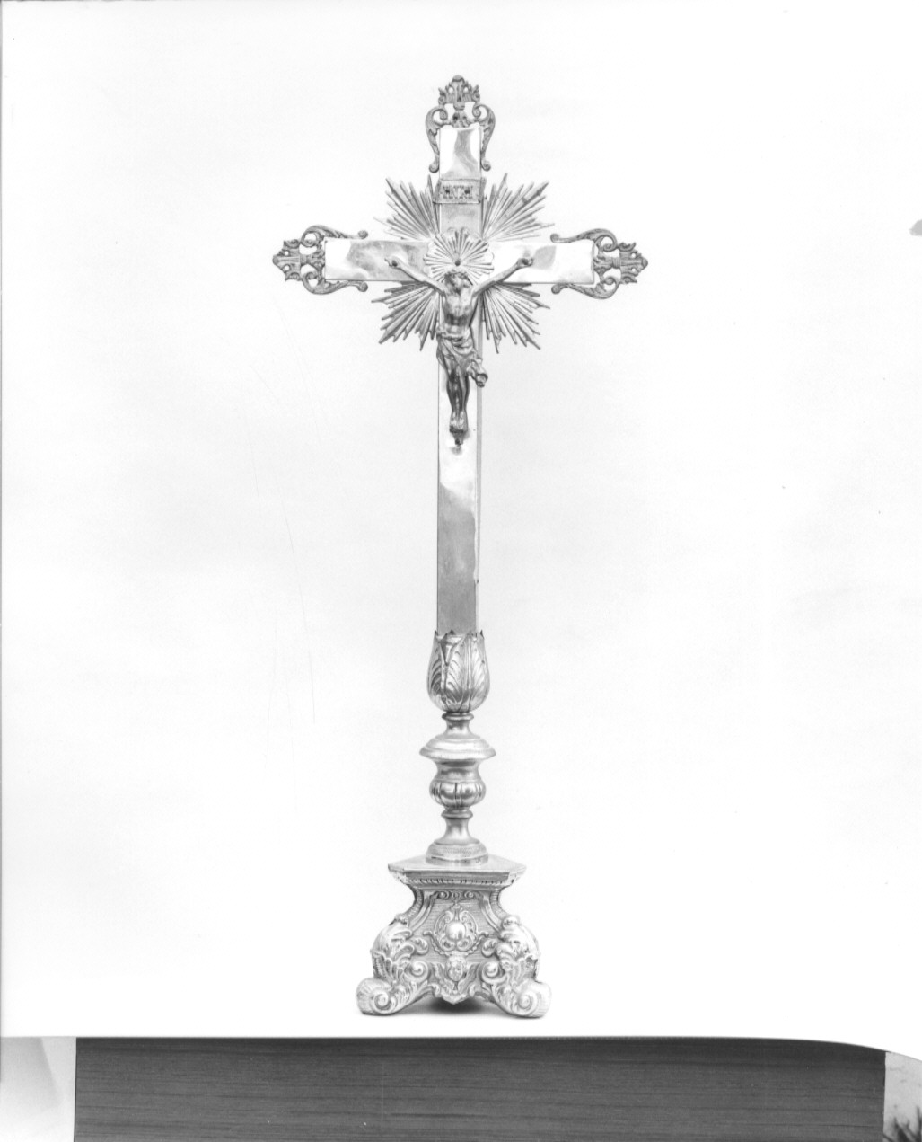 croce d'altare, serie - produzione Italia settentrionale (prima metà sec. XX)