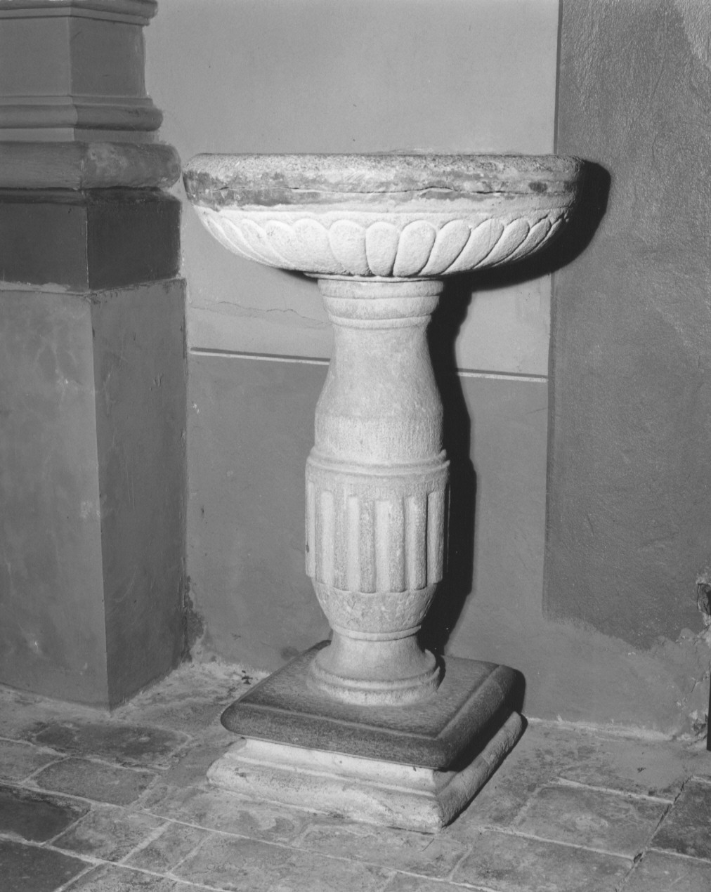 acquasantiera - a fusto - ambito parmense (sec. XVII)