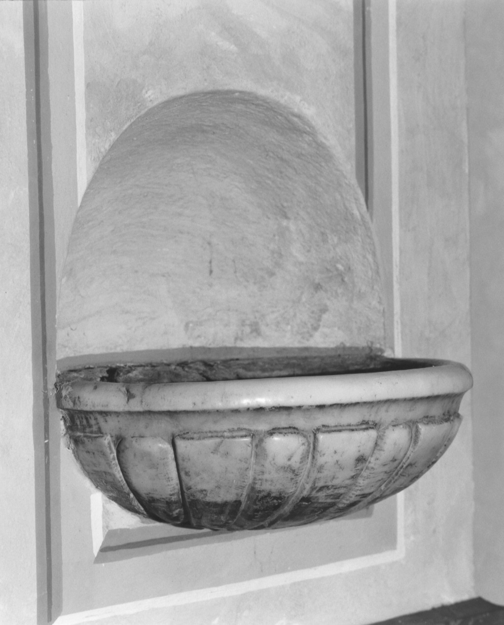 acquasantiera da parete, opera isolata - ambito carrarese (prima metà sec. XVIII)