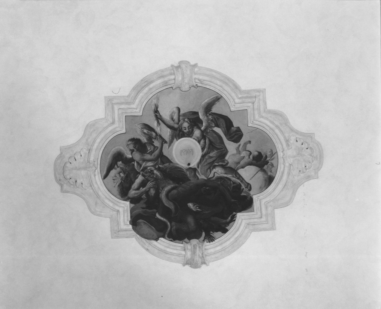 San Michele Arcangelo e gli angeli combattono contro il drago (decorazione plastico-pittorica, opera isolata) di Rubini Giovanni (maniera) (sec. XVIII)