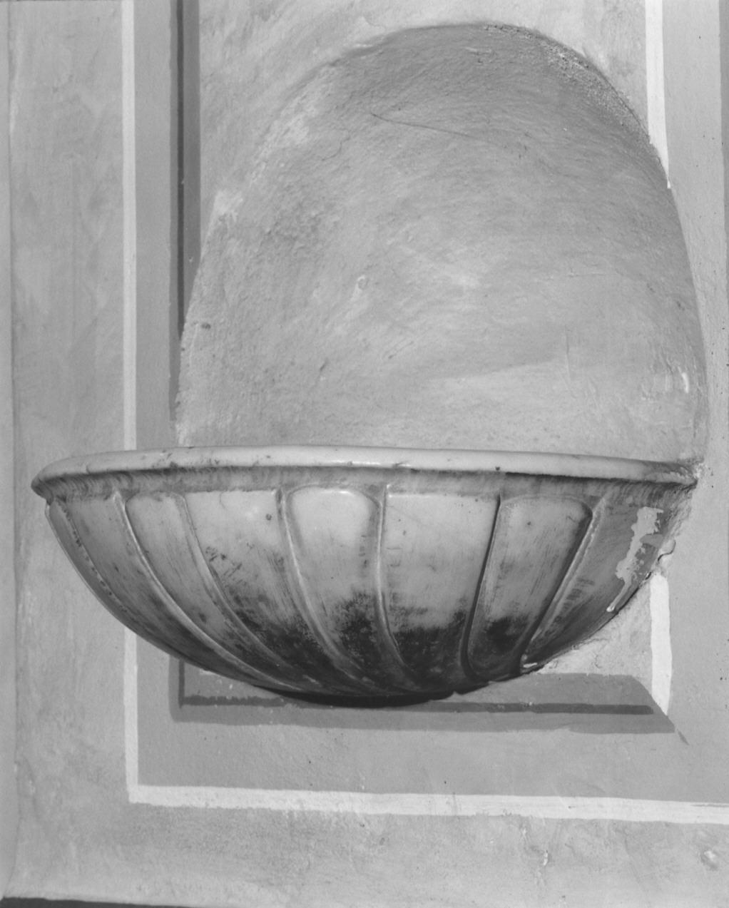 acquasantiera da parete, opera isolata - ambito carrarese (prima metà sec. XVIII)