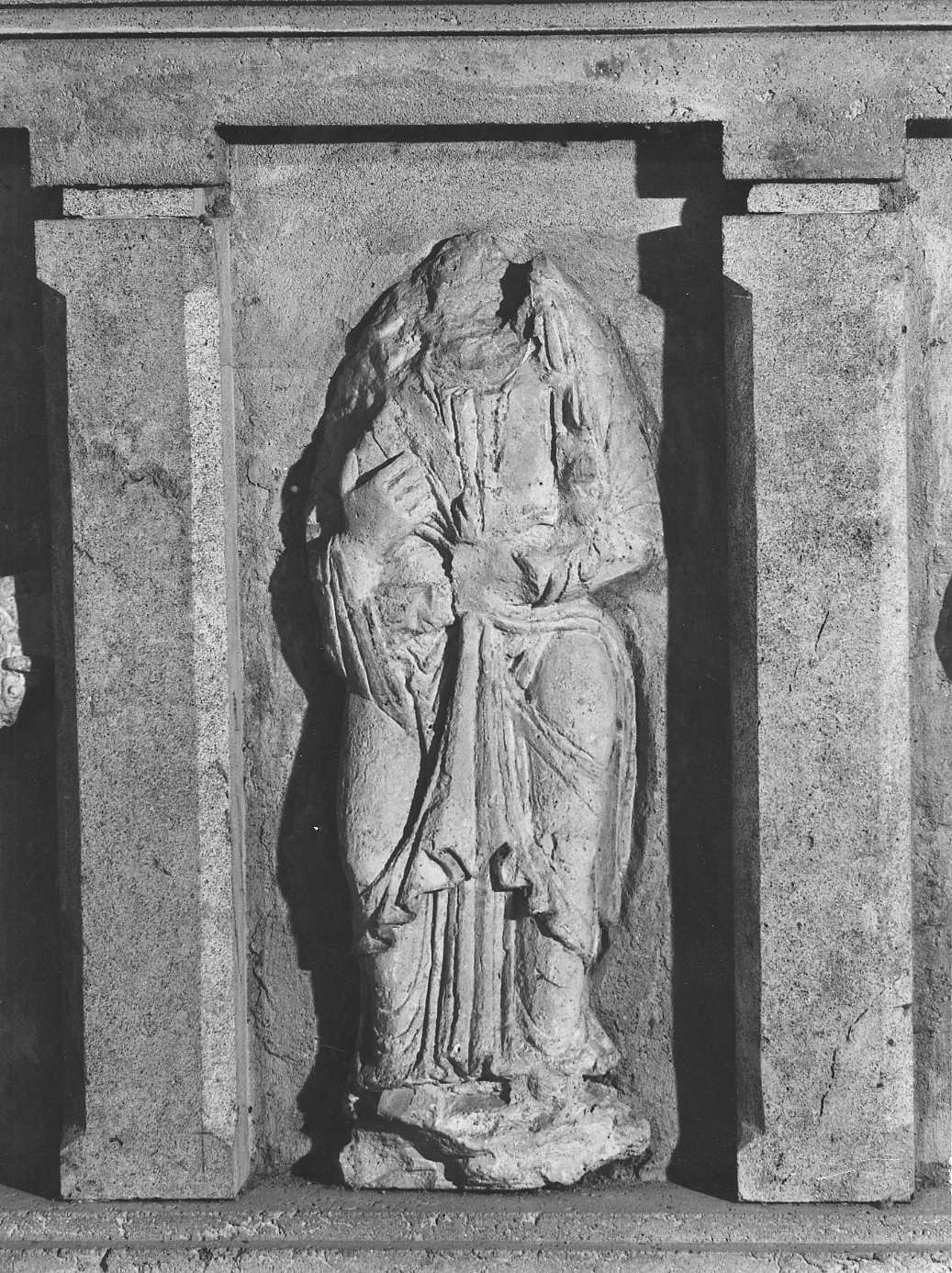 figura maschile (rilievo, frammento) - ambito lombardo (sec. XI)