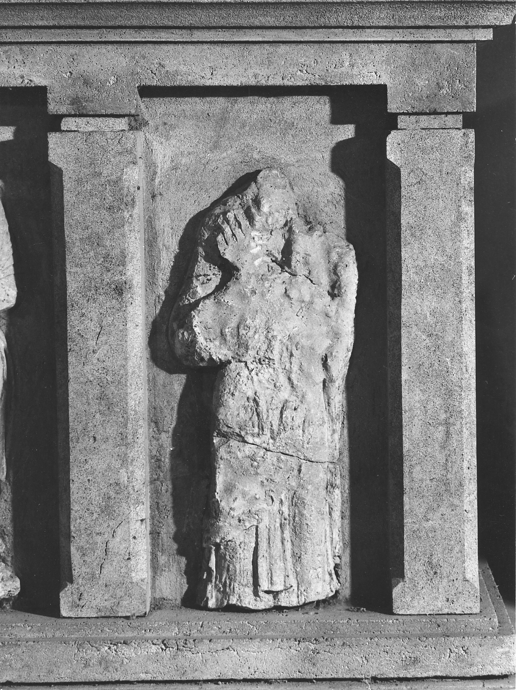 figura maschile (rilievo, frammento) - ambito lombardo (sec. XI)