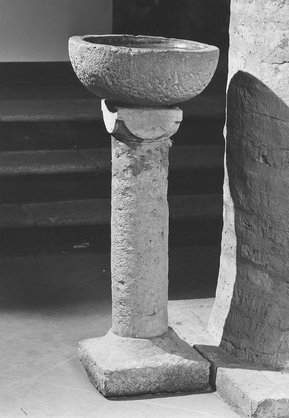 acquasantiera - a fusto - ambito piacentino (sec. XVI)