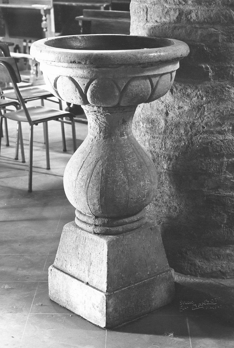 acquasantiera - ambito piacentino (sec. XVI)