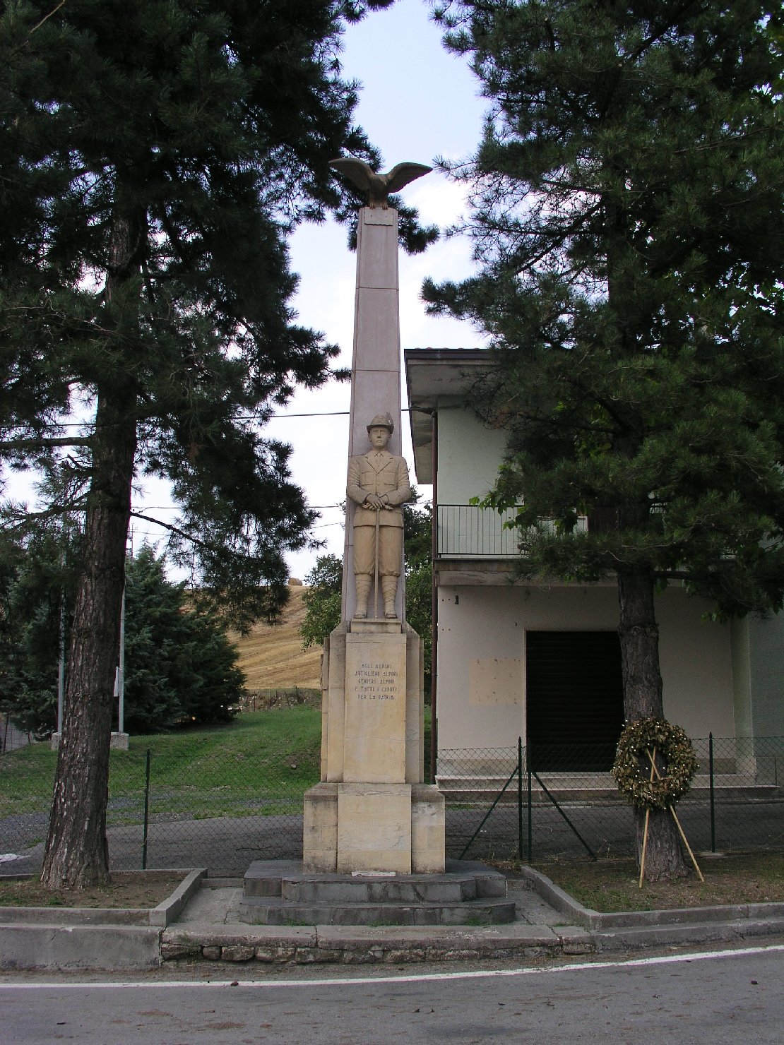 alpino in sentinella/ aquila (monumento) di Comelli D (terzo quarto sec. XX)