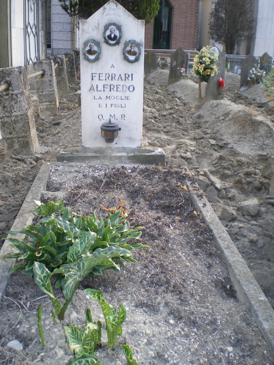 lapide tombale - ambito parmense (sec. XX)