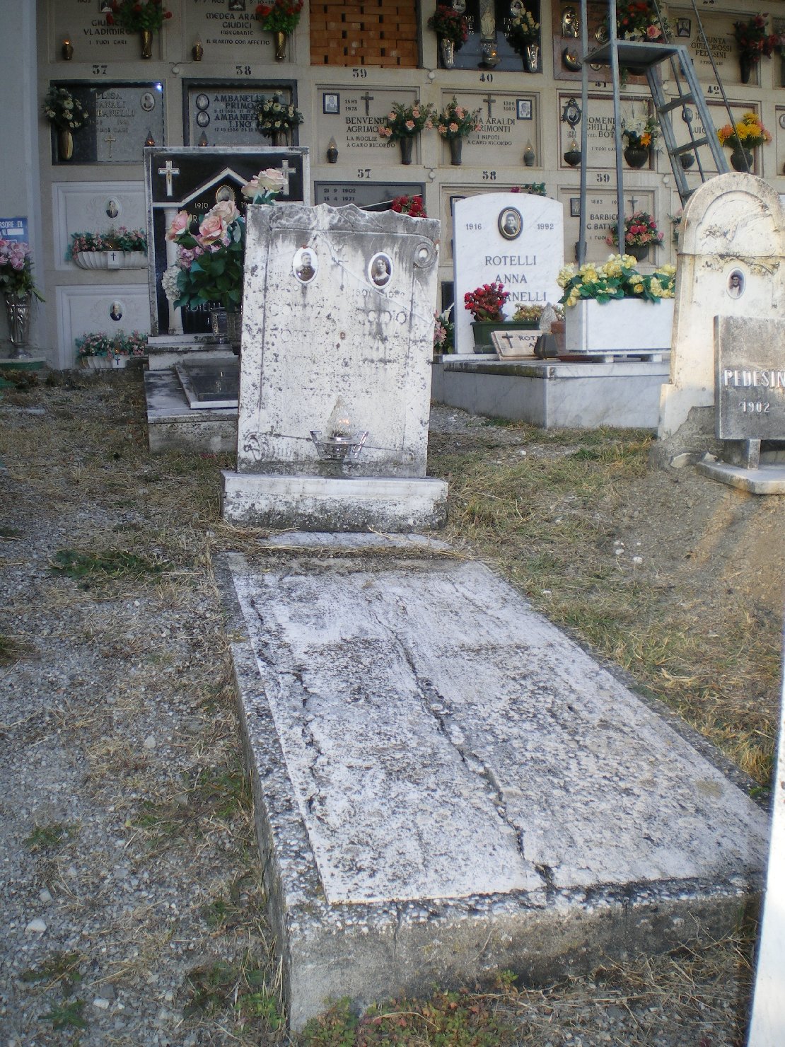 lapide tombale - ambito parmense (sec. XX)