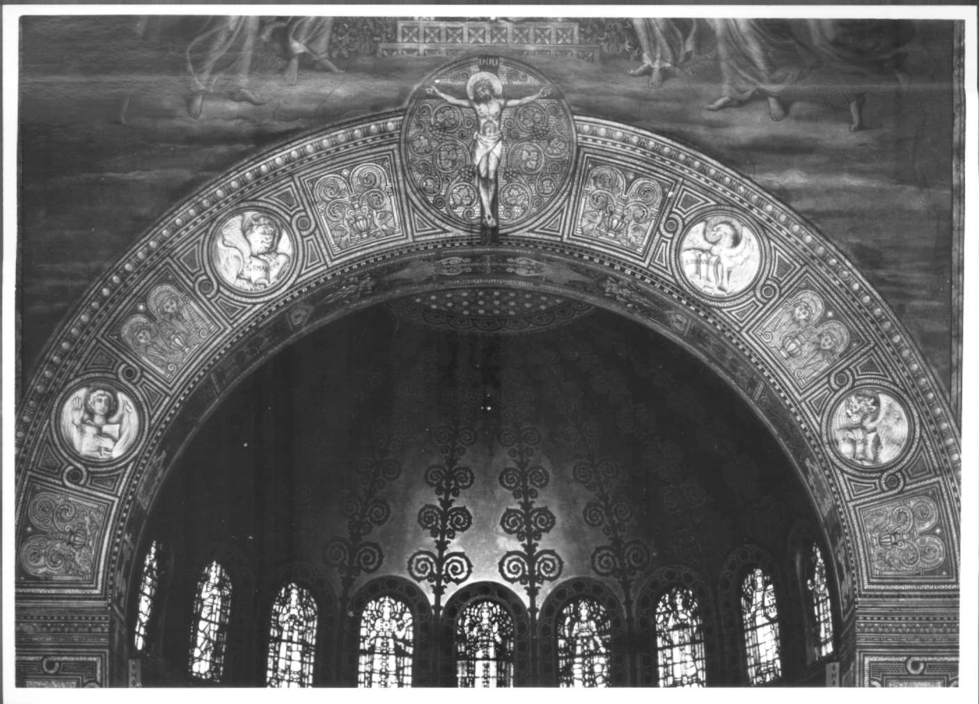 Cristo crocifisso tra motivi decorativi e simboli degli evangelisti (decorazione pittorica) - ambito Italia nord-orientale (sec. XX)