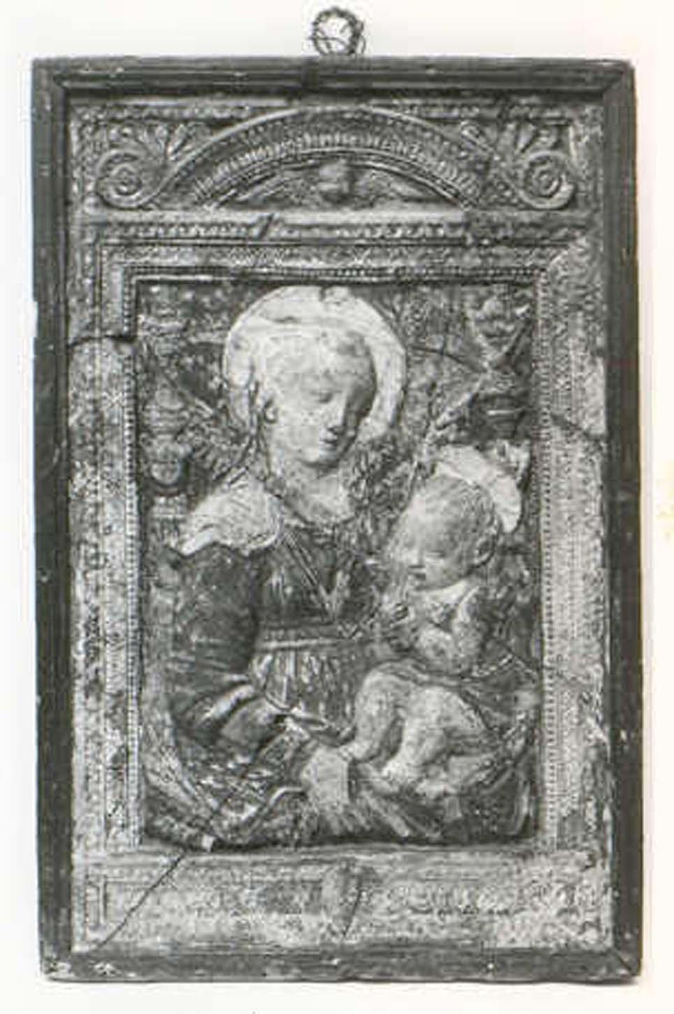 Madonna con bambino (delle candelabre), Madonna con Bambino (decorazione plastica) di Rossellino Antonio (attribuito) (seconda metà sec. XV)