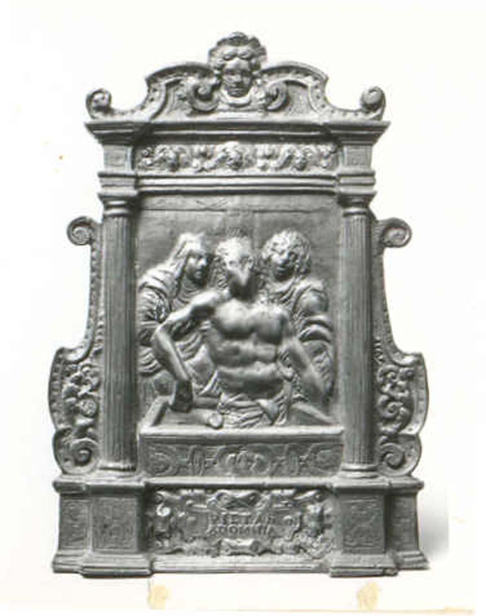 Pietà, edicola con iscrizione (pace - a medaglione) di Moderno (inizio sec. XVI)
